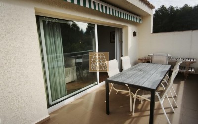 Romslig bungalow med felles svømmebasseng og tennisbane ved siden av golfklubben.